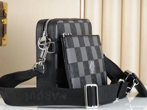 Cheap MESSENGER TRIO LOUIS VUITTON 0501